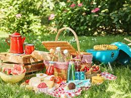 Whether your yard has a patio, a deck, or is all grass, a classic picnic table is an easy way to create an outdoor dining area. Picknick Zubehor Deine Ausstattung Furs Outdoor Vergnugen