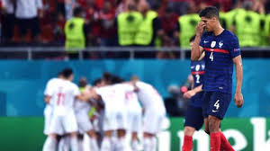 Benzema al 93' si accascia a terra per un problema fisico, al suo posto entra giroud.al 94' grande occasione per la francia: Rmpwob403yi Tm