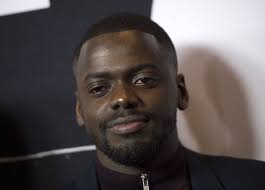 Black mirror, i̇ngiliz channel 4 kanalında 4 aralık'ta yayınlanmaya başladı ve 3 haftada sona erdi, zira 3 adet birbirinden bağımsız kısa film gibi bölümü var. Samuel L Jackson Don T Cast British Actors In Films About Us Race Relations Bbc News