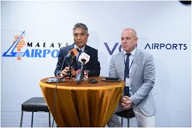 Create a company's strategic vision and mission and set the overall direction of the company. Chief Operating Officer In Malay Management Team Malaysia Airports Holdings Berhad Mahb The Coo S Job Is To Help Set Standards For The Company And Work With Directors And Middle Managers