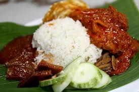 Perkiraan kalori yang terkandung pada nasi uduk untuk satu porsinya (±160 gr) adalah 260 kkal (32,84 gr karbohidrat, 12,95 gr lemak, dan 4,07 gr protein). Ini Sebab Nasi Lemak Masuk Majalah Time