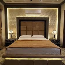 شاشة بلازما داخل غرفة النوم تصويري