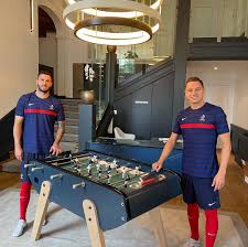 Actualité du football par maxifoot. Thauvin Et Gignac Devoilent Le Maillot De L Equipe De France Aux Jo De Tokyo