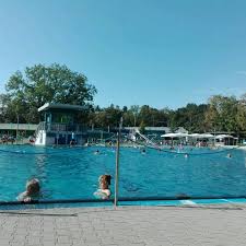 Das freibad hausen eröffnet traditionell schon anfang april die frankfurter freibadsaison. Photos At Freibad Hausen Pool In Hausen