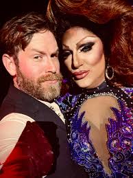 A story in four parts of me getting progressively more intoxicated at a  drag show last weekend.