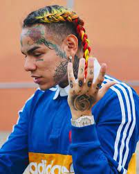 This shocking video taken at los angeles airport shows rapper tekashi69 and his crew got into a massive brawl outside of the airport. Fur Us Rapper Gibt S Statt Corona Einen Hafterlass Stars Heute At