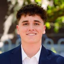 I am incredibly honored to be part of the medal ceremony for the James M.  Seneff Honors Program and to belong to such an impactful community. This  recognition represents a significant milestone