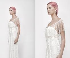 Erleben sie jetzt unser hochzeitskleid 20er jahre und verbinden sie modernität mit einer schönen prise nostalgie! Jahrgang Stil Brautkleid Fransen Brautkleid Einzigartige Etsy