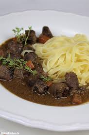Wildschweingulasch Nach Cornelia Poletto Rezept Wildschweingulasch Schweine Gulasch Wildschweinkeule Rezept