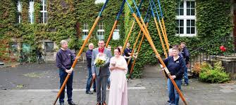 Spalla = stütze, schulter) ist eine meist gitterartige konstruktion, an der traditionell nutzpflanzen (obstbaumtriebe, weinreben). Hochzeit Im Rcb Borussen Stehen Spalier Rcb Rheinhausen
