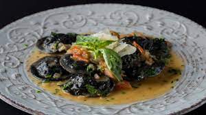 Setacciate la farina su un piano o in una grossa ciotola, fate un buco al centro con la punta delle dita e versatevi le uova, un pizzico di sale ed un impastate per circa 7 minuti. Ravioli Al Nero Di Seppia Gustoso E Raffinato Un Piatto Da Provare