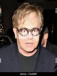 Elton John, statt bei einem privaten Abendessen für die Elton John Aids  Foundation im Louis Vuitton Maison auf New Bond Street