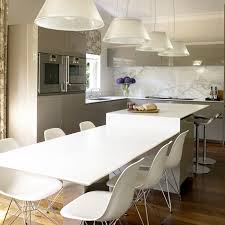 Les cuisines modernes se caractérisent par la combinaison de la la cuisine américaine se caractérise surtout par la présence d'une table haute avec des chaises de bar. 1001 Variantes D Ilot Central Table Des Idees Deco Pour Optimiser L Espace