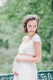 Wenn eine zukünftige braut von doch immer öfter ist die braut bereits schwanger und es muss irgendwie ein babybauch ins hochzeitskleid passen. Zweiteiliges Midi Brautkleid Mit Spitzentop Und Rock Aus Chiffon Kleid Hochzeit Brautkleid Schwanger Schwangere Braut