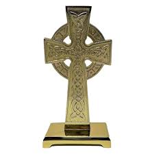 Amazon.de: Exclusively Irish Keltisches Kreuz, stehend, irisches geknotetes  Messingkreuz für Heimdekoration (Messing, 9,4 x 19,1 x 2,5 cm)…