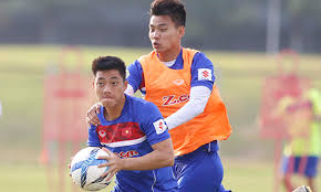 Vũ văn thanh đang là cái tên gây sốt trên mxh vì biểu cảm cực cool khi thực hiện cú đá penalty lịch sử đưa đội tuyển u23 việt nam góp mặt vào chung kết u23 châu á.không chỉ được ngưỡng mộ trên sân cỏ, hậu vệ vũ văn thanh còn khiến người hâm mộ mắt tròn mắt dẹt khi sở hữu trái tim của cô gái xinh. Háº­u Vá»‡ VÄƒn Thanh U23 Viá»‡t Nam Muá»'n Vao Chung Káº¿t Cup M 150 Vnexpress Thá»ƒ Thao