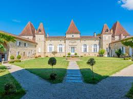 Chateau A Vendre En Aquitaine Lot Et Garonne Nerac Chateau Exceptionnelle Du 17eme Sur 45 Hectares Avec Des Vignes Gites Piscine Et Grandes Dependances Idealement Situee Entre Agen Et Nerac Ref 100649chu47 13036
