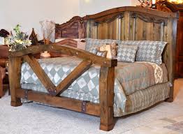 Fungsi kamar tidur adalah untuk tempat istirahat dan tempat untuk mengkreasikan segala hal yang kita sukai dan inginkan. 7 Desain Tempat Tidur Kayu Si Kokoh Yang Elegan