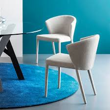 Model claire chair, with a solid wood frame and upholstered seat. Moderner Stuhl Amelie Calligaris Polster Stoff Leder