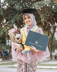 Sama halnya dengan beragam model kebaya modern untuk wisuda yang dikenal mengangkat kerifan budaya tetapi tak ketinggalan zaman. 60 Model Kebaya Wisuda Modern Simple Terbaru 2021