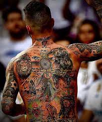 The backside of sergio's neck contains the tattoo of a heart being stabbed by a dagger with wings and just below is a quote that reads, a lion never loses over the opinion of sheep. Real Madrid Cristobal Soria Tries To Troll Sergio Ramos As Defender Explains The Tattoos On His Back Marca