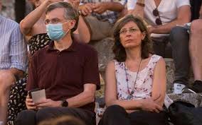 Πετουν τα πεταλουδγια κι ανθιζουν τα λουλουδγια κι ο κυριωσ τσιοδρασ λεη ποσ εφυγε ο κοβιντ φχαριστουμε. Epidayros O Swthrhs Tsiodras Parakoloy8hse Thn Parastash Perses