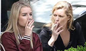 Kate moss little sister lottie moss makes modeling debut. Lottie Moss Follows In Sister Kate S Footsteps As She Puffs Away On Cigarettes In Chelsea Daily Mail Online