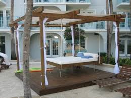 Hangebett Mit Holzkonstruktion Und Weissen Vorhangen Fur Schatten Hangebett Schaukelbett Pergola Dach