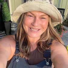 Should I leave the dead or remove it! Hydrangea zone 8a