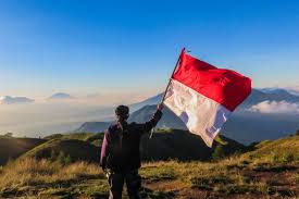 Gunung bendera yang berada di daerah padalarang ini memiliki rute pendakian yg pendek untuk yg biasa mendaki dari bc ke. 19 Gunung Yang Sudah Dibuka Bisa Upacara 17 Agustus Di Atas Awan Halaman All Kompas Com