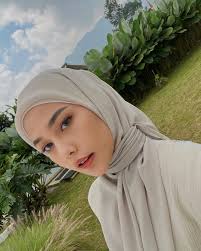 Style Sweet Simple Dara Arafah, Padukan Makeup Natural dan Outfit Cewek  Bumi