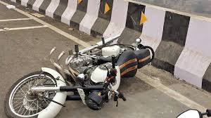 The singaporean couple were riding to thailand when the crash. Class 7 Boy Dies Friend Injured As Speeding Bike Falls Off Flyover