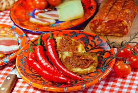 I primi piatti tipici calabresi sono caratterizzati non solo dai condimenti ma anche dal formato di pasta, che a seconda della regione assume un nome diverso. Il Cuore Piccante Della Calabria La Nduja Di Spilinga Prodotti Calabresi