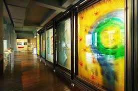 琉璃藝品已經有琉璃工房 那麼 琉金穗月 不妨發展琉璃建材 呈現琉光意境的情境豪宅美學 如果歐洲宮廷華麗風的金工飾品充斥 織璘舫 乾脆將東方 織品結合金工珠寶 獨樹東西混搭設計風 american design starry night artwork