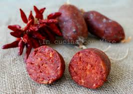 La nduja calabrese è un insaccato morbido, preparato con ingredienti semplici quali carne suina, sale e peperoncino, senza aggiunta di coloranti o di conservanti. Nduja Calabrese Ricetta Facile Come Farla In Casa Il Procedimento