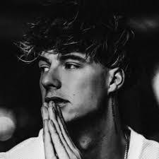 Austin Everett's Instagram, Twitter & Facebook