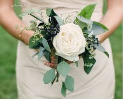 This flower grows in a variety of shades: Pretty And Practical 20 Small Wedding Bouquets That You Ll Love