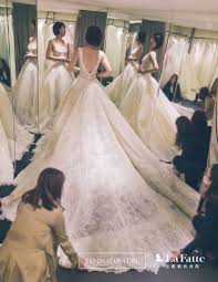 好像被服侍著裝的公主 不同於一般禮服的扎實質感 重磅豪奢的硬挺布料 足足要出動３ ４位小幫手才能穿好呢 快來看看這件皇家等級的公主婚紗開箱