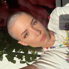 My personal life is a disaster, halsey tells apple music's zane lowe, reflecting on the consequence of her meteoric rise from indie outsider to pop superstar. Halsey Facebook