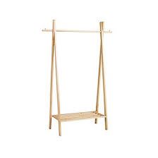 Dans Une Entree Ou Dans Une Chambre Le Portant H 160 Sequoia Naturel Apporte Une Touche Boisee Et Raffinee Portant Vetement Bois Portant Vetement Bois Concept