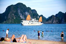 Kết quả hình ảnh cho ăn uống trên tàu hạ long qua đêm