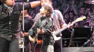 Youtube channel focused on teaching your favourite springsteen tracks on guitar! Bruce Springsteen Young Fan Gets Guitar From Bruce Dancing In The Dark Kilkenny 2 28th July Youtube