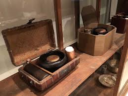 持ち運びできる茶道具セット 竹俣勇壱さんの手のひら 茶箱 で一服を さんち 工芸と探訪 茶箱 茶道具 竹俣