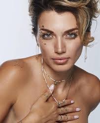 Rosa Queen's Instagram, Twitter & Facebook