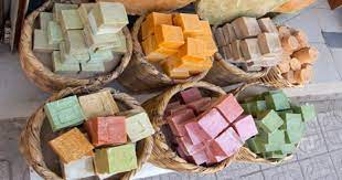 Arap sabunu, normal sabunlar gibi sodyum içermez. Arap Sabununun Cilde Faydalari Nelerdir Arap Sabunu Saca Surulur Mu Sosyola