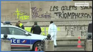 Les gilets jaunes triompheront, fin de régime, renverser la bourgeoisie, proclament certains messages. Gilets Jaunes Les Images De L Arc De Triomphe Saccage