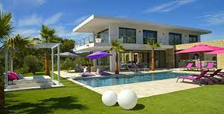 Vous avez un petit terrain en ville, un fond de cour ou une terrasse ? Bienvenue Dans Une Villa De Reve De 250m2 Villa Design 4 Chambres Avec Piscine Privee Grimaud L Shaped House Plans Exterior Design L Shaped House
