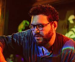 Sexta Sei: Os valores e a vibração de serem assumidamente eles mesmos no  pop brasileiro e safadinho da dupla Sofi Tukker : Baixo Centro