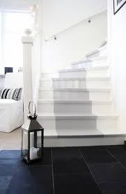 Repeindre Escalier En Bois En Blanc Gris Avec Carrelage Entree Noir Repeindre Escalier Escalier Peint Escalier Bois