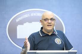 Raed arafat a scris și un mesaj pe facebook în care precizează că nerespectarea regulilor și implementarea unor măsuri de relaxare „pripite ar putea duce la creșterea semnificativă a numărului de cazuri și a numărului deceselor. Arafat Varful Epidemiei De Covid 19 Este News Ro